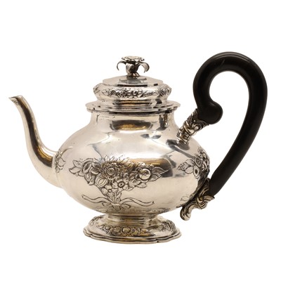 Lot 28 - A silver teapot