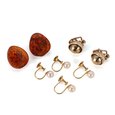 Lot 234 - A small collection of gold and silver earrings