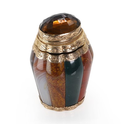 Lot 292 - A Scottish Victorian gold mounted agate vinaigrette, c.1850