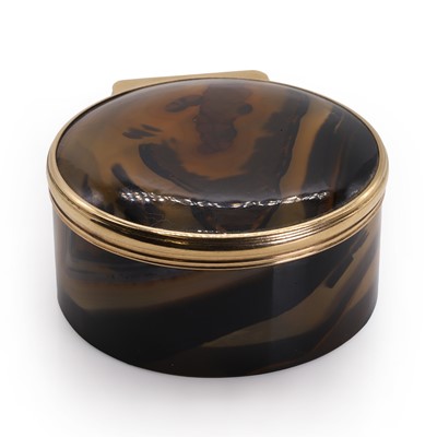 Lot 297 - A gold mounted agate snuffbox, by Mappin & Webb