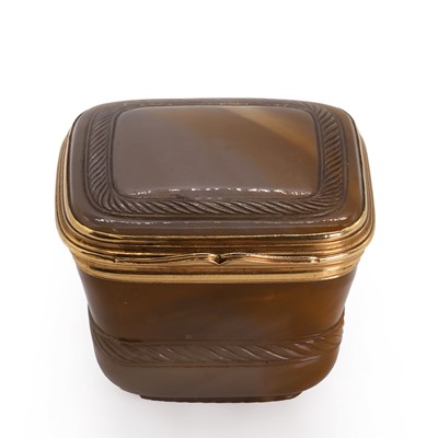 Lot 286 - A gold mounted square shaped agate snuffbox