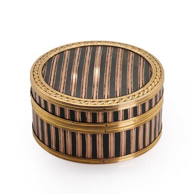 Lot 277 - A French bi-coloured gold mounted tortoiseshell box, c.1790