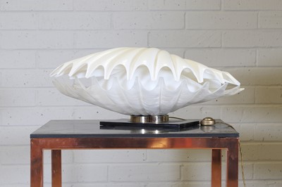Lot 582 - A clamshell lamp