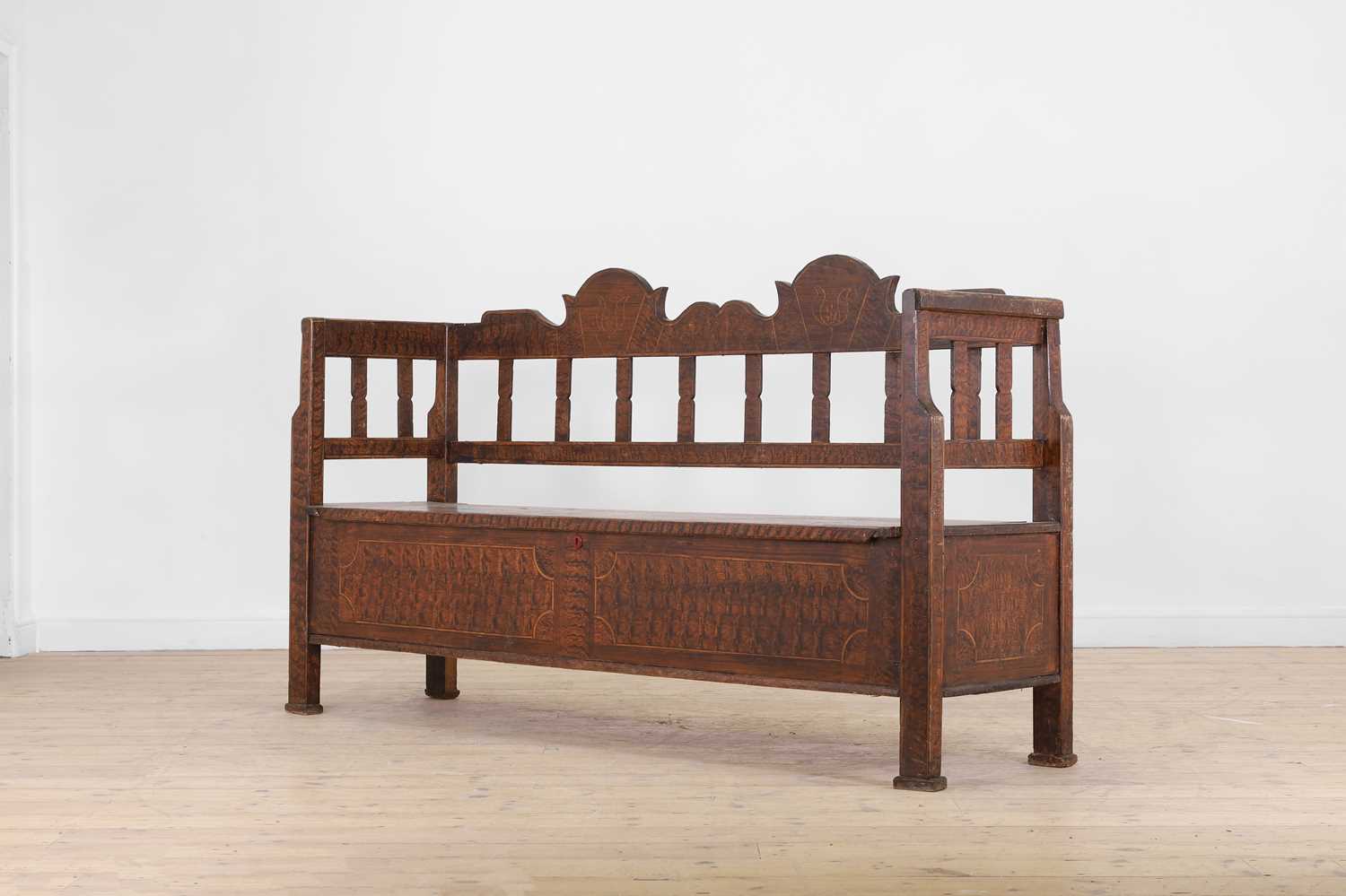 Lot 194 - A painted pine box settle