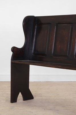 Lot 139 - A small oak settle