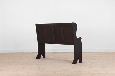 Lot 139 - A small oak settle