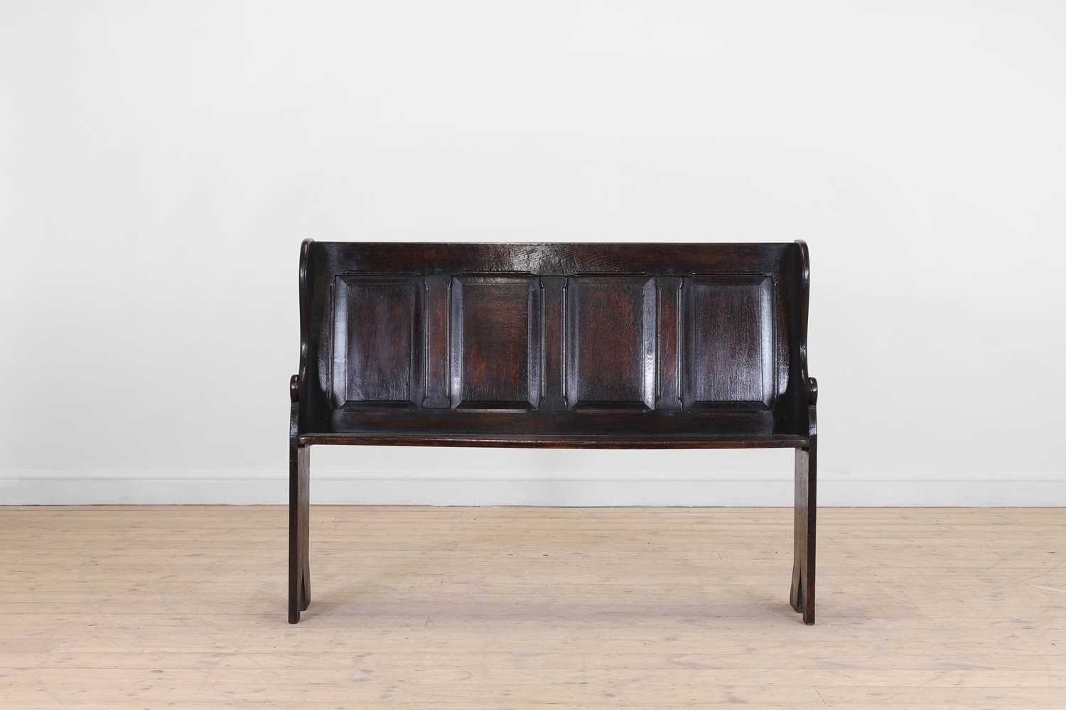Lot 139 - A small oak settle