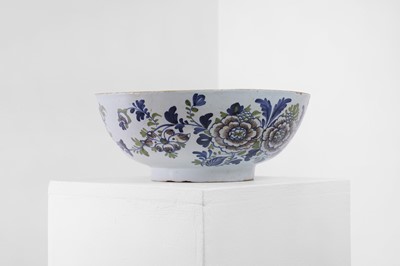 Lot 2 - A delftware tin-glazed earthenware punchbowl