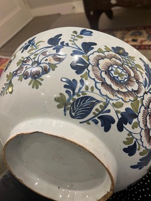 Lot 2 - A delftware tin-glazed earthenware punchbowl