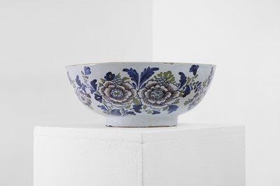 Lot 2 - A delftware tin-glazed earthenware punchbowl