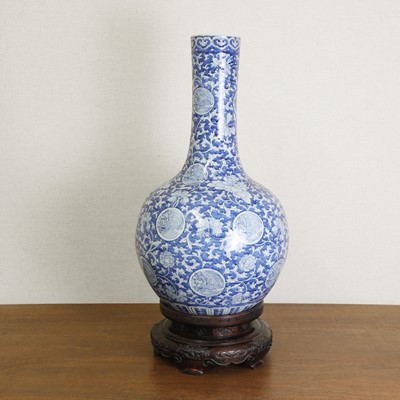 Lot 57 - A large Chinese blue and white vase