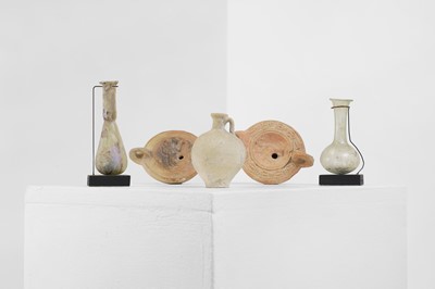 Lot 88 - A group of five small Roman antiquities