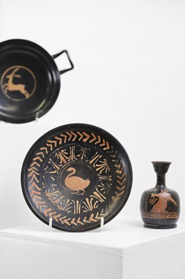 Lot 101 - A group of four Apulian pottery antiquities