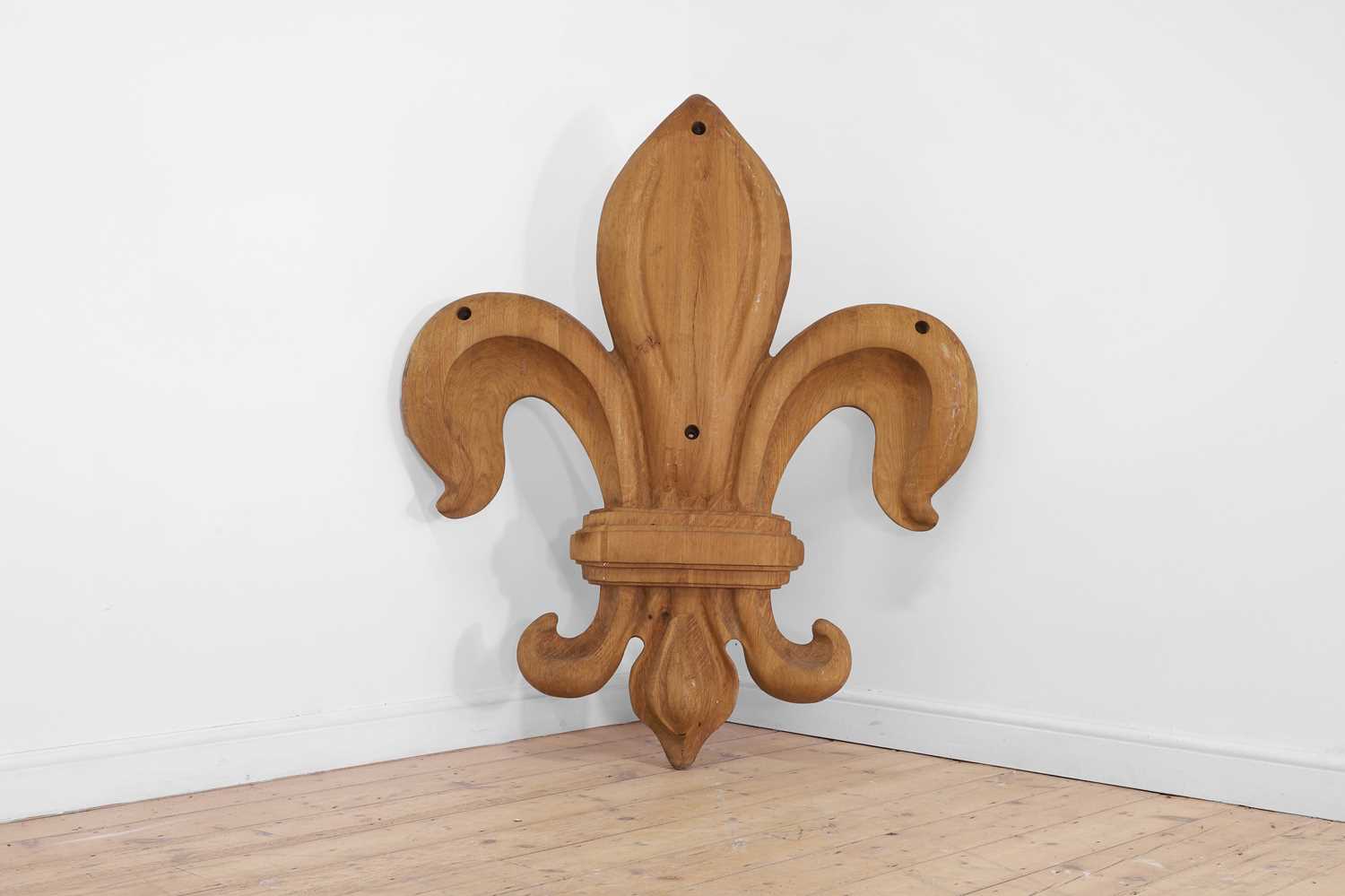 Lot 47 - A large carved oak fleur-de-lys mount