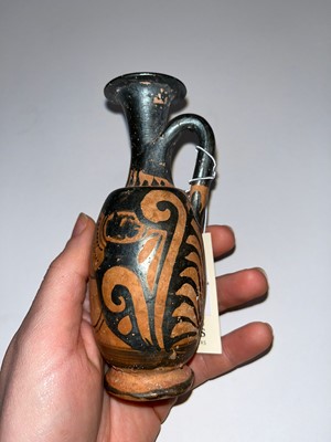 Lot 84 - An Apulian squat red figure pottery lekythos