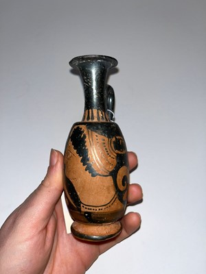 Lot 84 - An Apulian squat red figure pottery lekythos