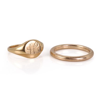 Lot 218 - A signet ring and a wedding band