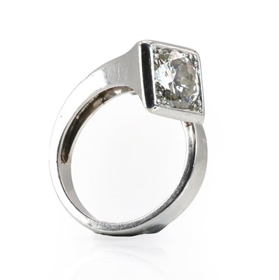 Lot 72 - A Continental platinum diamond ring