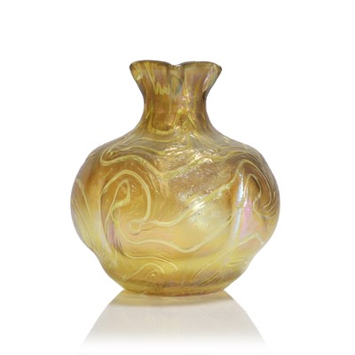 Lot 274 - A German Fritz Heckert 'Changeant' glass vase