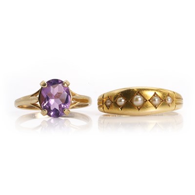 Lot 220 - A Victorian 18ct gold  split pearl ring