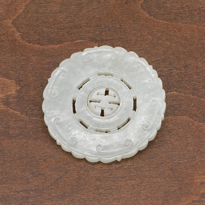 Lot 109 - A Chinese jade pendant