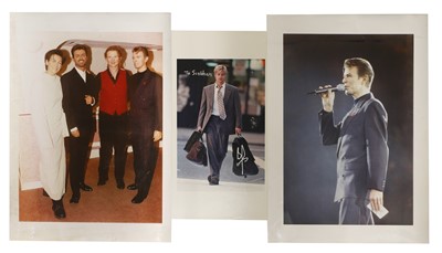 Lot 15 - A signed photograph of Brad Pitt