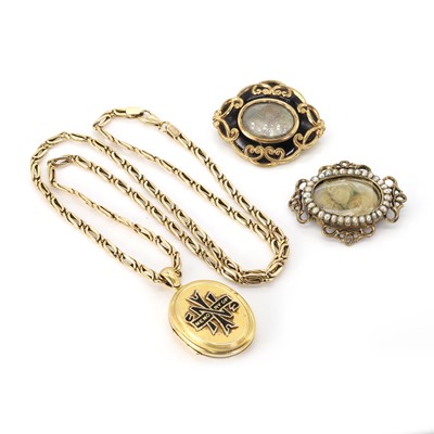 Lot 252 - A small collection of memorial jewellery