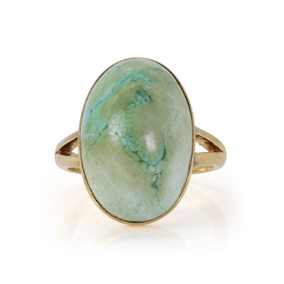 Lot 143 - A single stone hardstone ring