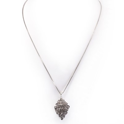 Lot 226 - An articulated diamond pendant necklace