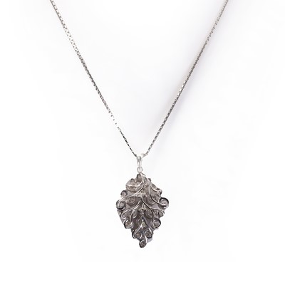 Lot 226 - An articulated diamond pendant necklace