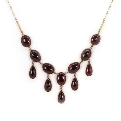 Lot 88 - A gold and garnet fringe necklace