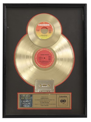 Lot 19 - A gold disc