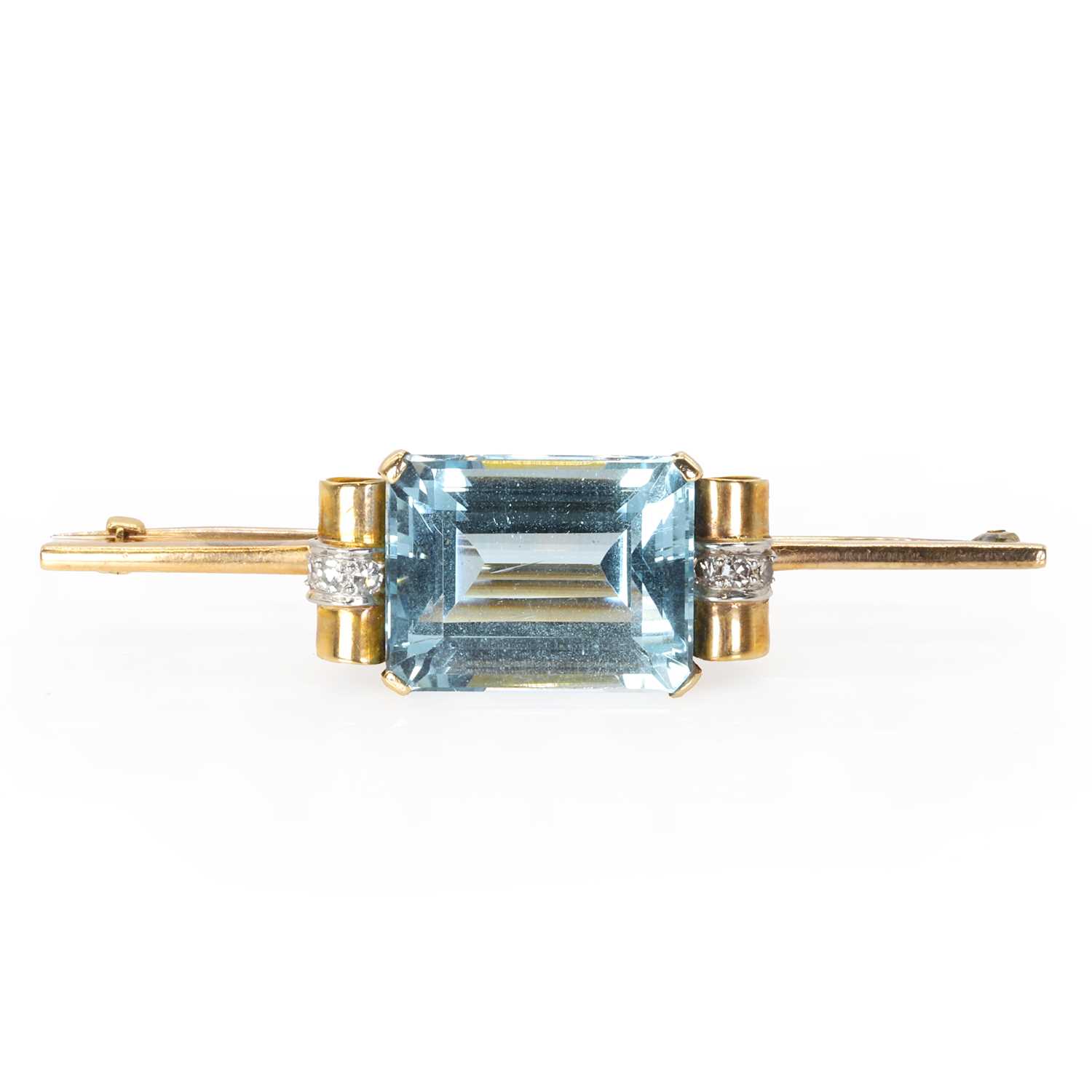 Lot 94 - An aquamarine and diamond bar brooch, c.1940-1950