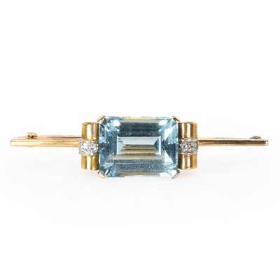 Lot 94 - An aquamarine and diamond bar brooch, c.1940-1950