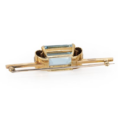 Lot 94 - An aquamarine and diamond bar brooch, c.1940-1950