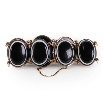 Lot 14 - A gold mounted bullseye agate bracelet, late 19th century