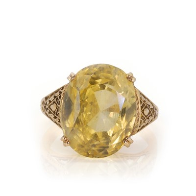Lot 96 - A gold citrine single stone ring