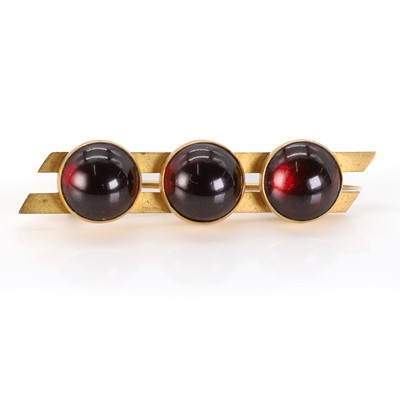 Lot 6 - A Victorian garnet cabochon bar brooch