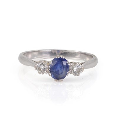 Lot 106 - An 18ct white gold sapphire and diamond ring