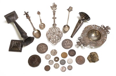Lot 57 - A collection of silver items