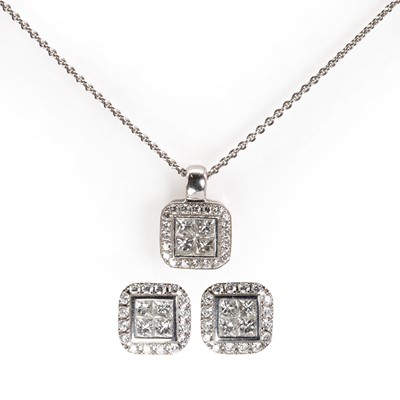 Lot 96 - An 18ct white gold diamond pendant and earring set