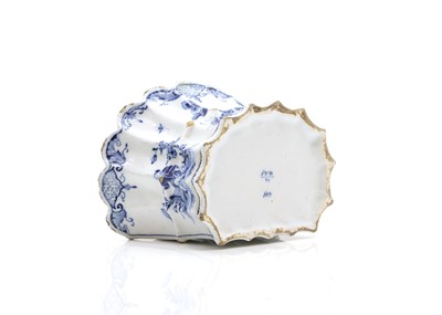 Lot 117 - A Delft blue and white pottery flower trough