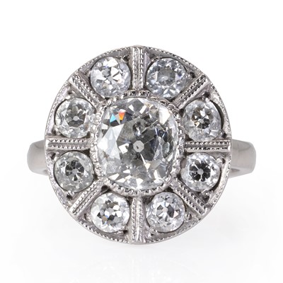 Lot 70 - An Art Deco diamond panel ring