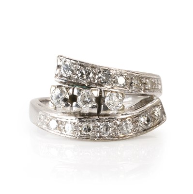 Lot 52 - A diamond crossover design ring