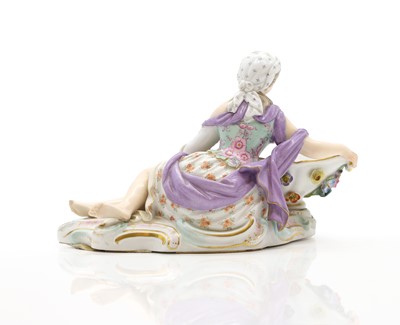 Lot 104 - A Meissen porcelain figural salt