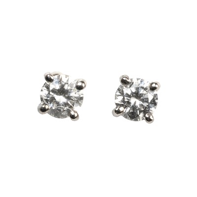 Lot 71 - A pair of platinum single stone diamond stud earrings