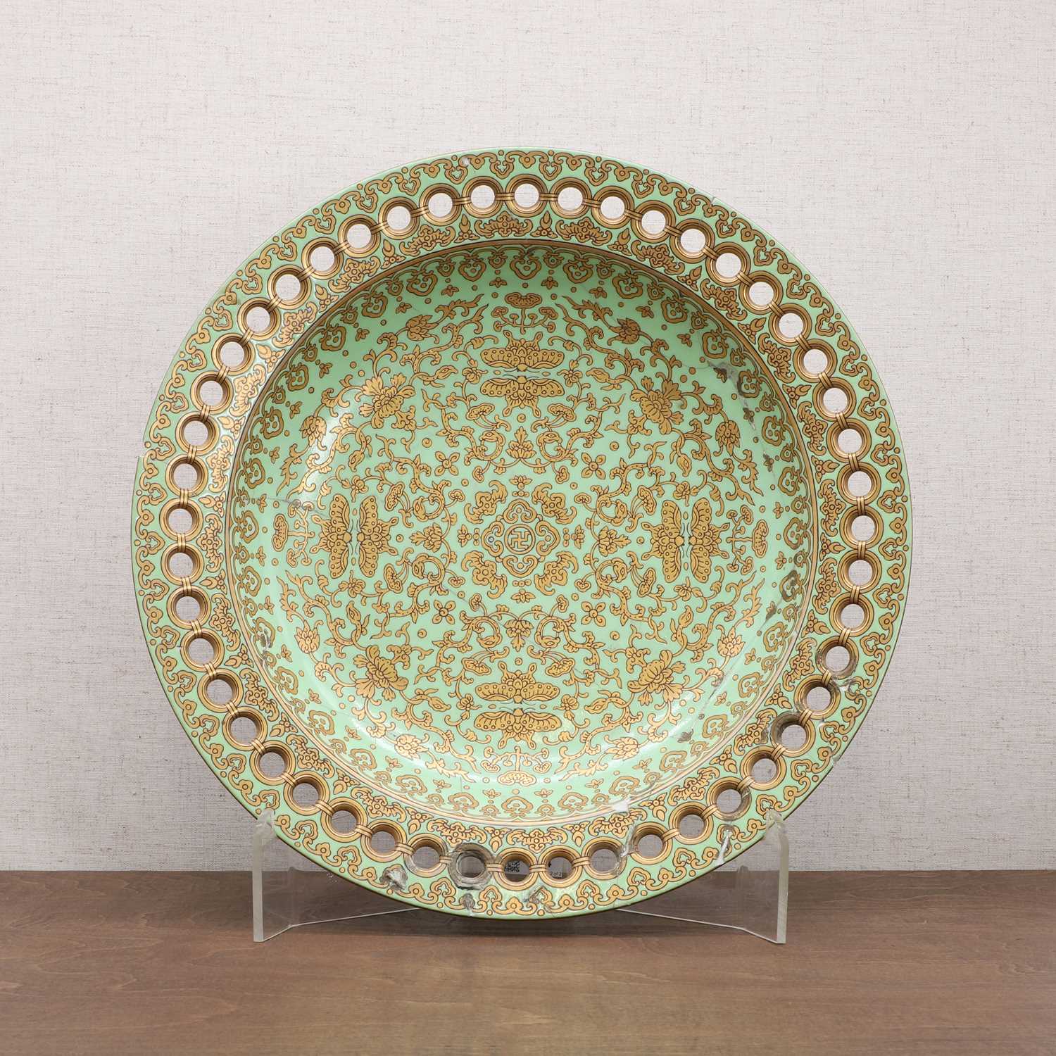 Lot 91 - A large Chinese famille rose plate