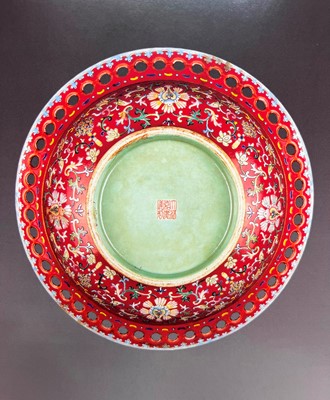 Lot 91 - A large Chinese famille rose plate