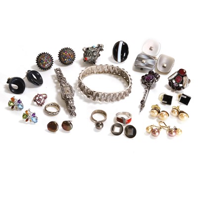 Lot 324 - A collection of silver and silver mounted jewellery