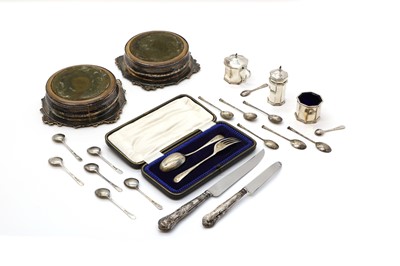 Lot 92 - A collection of cased silver items